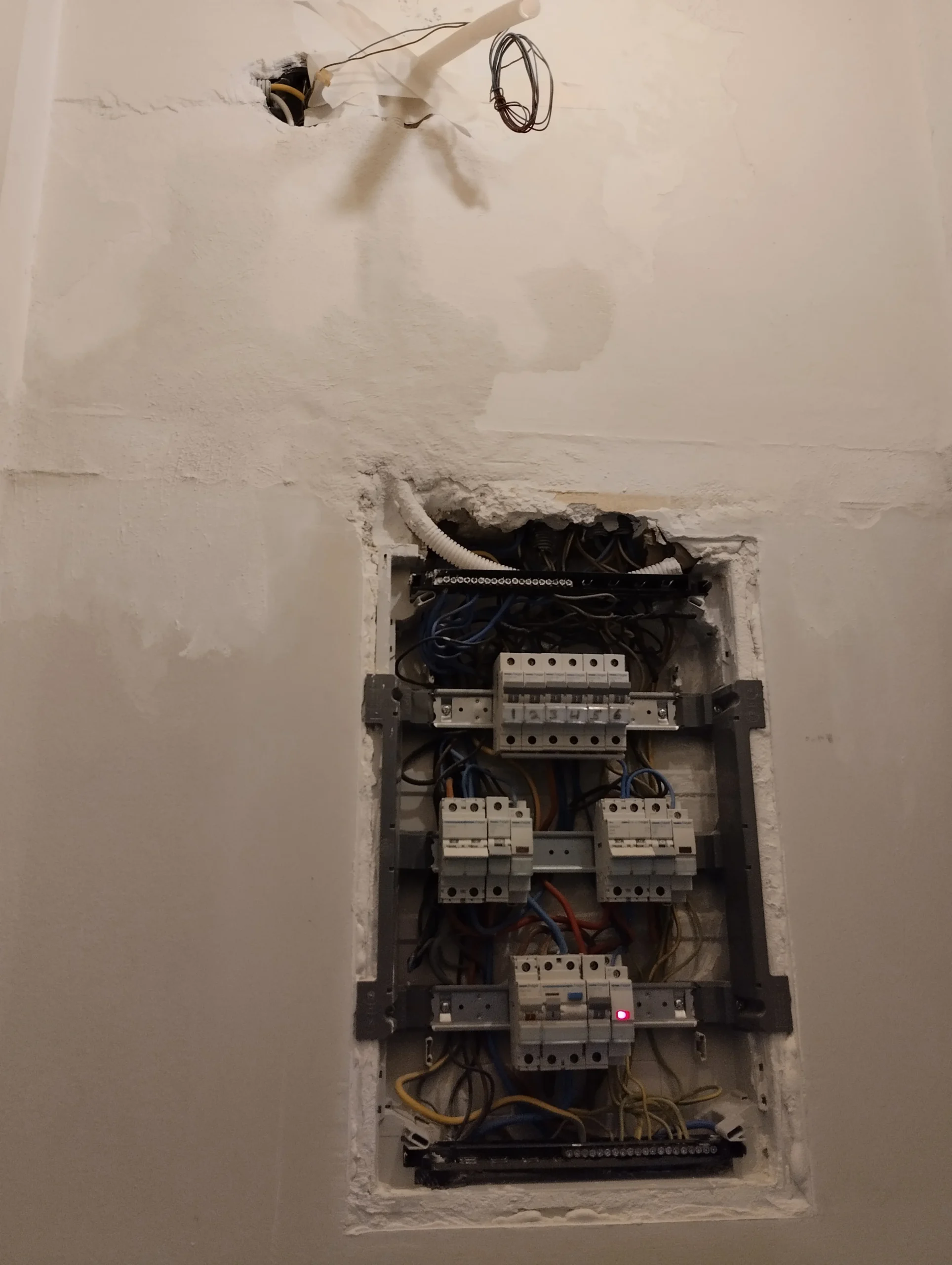 εγκατάσταση σωληνώσεων ηλεκτρολόγου