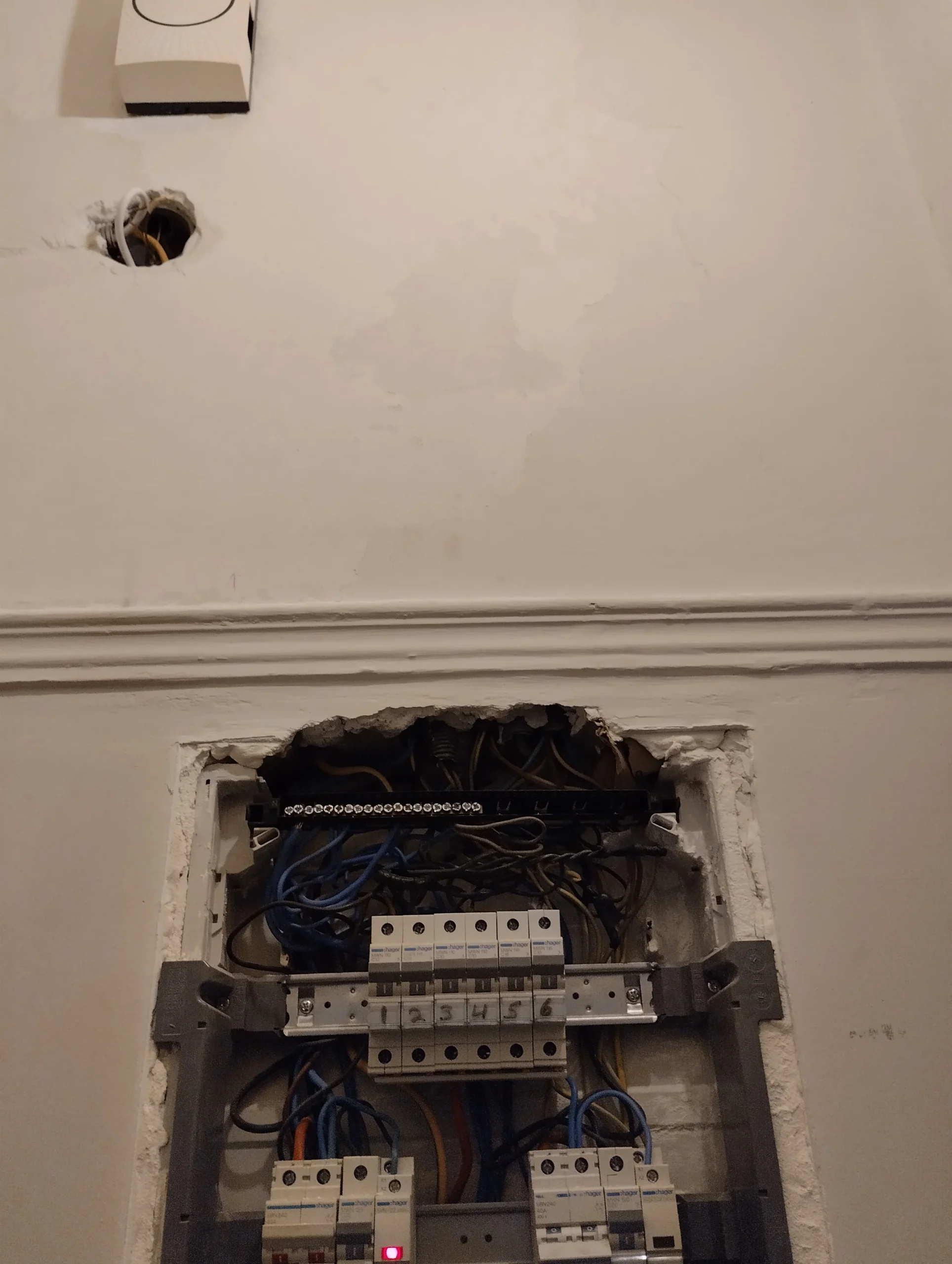 εγκατάσταση σωληνώσεων ηλεκτρολόγου